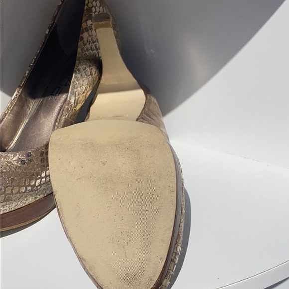 Moda Spana metallic gold pumps.  SZ 6 1/2 - Picture 4 of 5